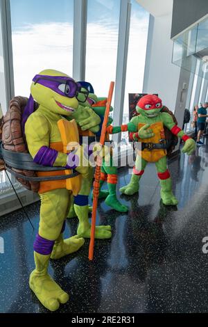 Les personnages de Teenage mutant Ninja Turtles visitent l'observatoire One World à New York le 24 juillet 2023 et posent avec les visiteurs en prévision de la sortie de Teenage mutant Ninja Turtles : mutant Mayhem. Banque D'Images