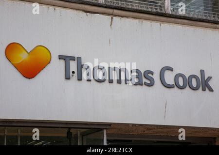 Un panneau Thomas Cook sur un magasin vide à Trowbridge, Whiltshire, Banque D'Images