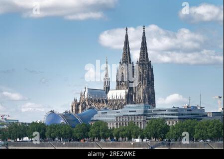 Cologne, Allemagne juillet 17 2023 : Dôme musical et bâtiment du siège de l'EASA situés à proximité de la cathédrale de cologne Banque D'Images