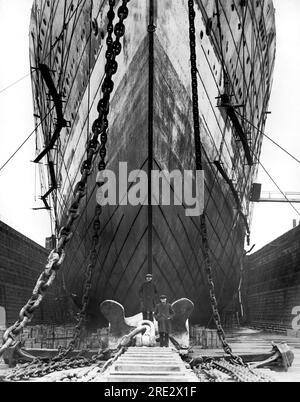 Boston, Massachusetts : c. 1929 le S.S. Leviathan alors qu'elle est assise en cale sèche pour la peinture et les réparations au chantier naval de South Boston. Banque D'Images