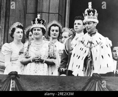 Londres, Angleterre : 12 mai 1937 le roi George VI et la reine Elizabeth le jour du couronnement sur le balcon du palais de Buckingham. À droite de la reine se trouve Lady Ursula Manners, l'une de ses six porteuses, et à gauche du roi se trouve Earl Kitchener, l'une des neuf pages qui portait le train du roi au couronnement. Banque D'Images