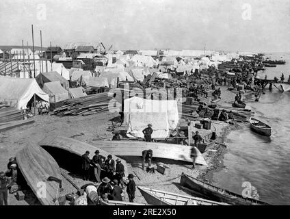 Nome City, Alaska c. 1899 la plage de Nome, Alaska, où l'or s'est avéré être. Plus de 2 millions de dollars y ont été prélevés à l'été 1899. Banque D'Images