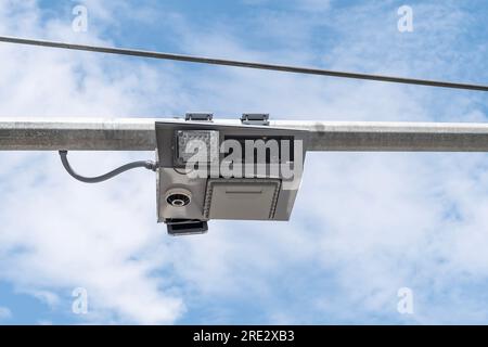 New York, États-Unis. 24 juillet 2023. Système de péage électronique installé pour embouteillage à un coin de la 61e rue et West End Avenue à Manhattan, New York vu le 24 juillet 2023. À partir du printemps 2024, les voitures entrant dans Manhattan en dessous de la 60e rue seront facturées par le système de tarification de la congestion afin de réduire le trafic dans les quartiers d'affaires. L'argent recueilli sera utilisé par la Metropolitan Transit Authority pour améliorer les transports publics dans toute la ville. (Photo de Lev Radin/Sipa USA) crédit : SIPA USA/Alamy Live News Banque D'Images