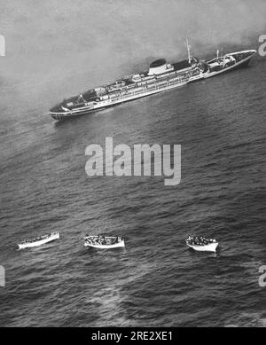 Nantucket, Massachusetts : 26 juillet 1956 canots de sauvetage avec passagers et équipage du paquebot italien 'SS Andrea Doria', qui a coulé peu de temps après. Le navire était entré en collision avec le paquebot suédois MS Stockholm la nuit précédente. Banque D'Images