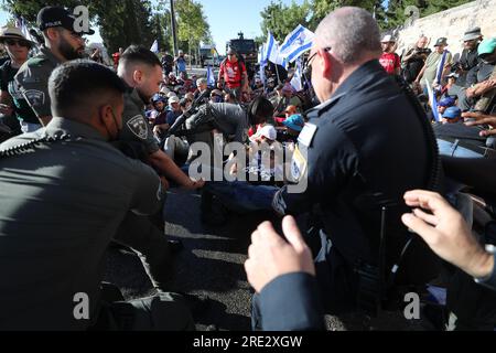 Jérusalem. 24 juillet 2023. La police disperse des manifestants près du Parlement israélien à Jérusalem, le 24 juillet 2023. Des rassemblements de masse ont éclaté à travers Israël lundi après l'adoption par les législateurs de la première loi limitant le pouvoir de la Cour suprême, une étape importante pour le plan controversé du gouvernement d'extrême droite de réformer le système judiciaire du pays. Crédit : Muammar Awad/Xinhua/Alamy Live News Banque D'Images