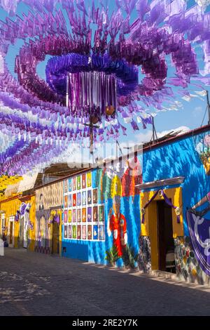 Décorations Papel picado mises en place pour Semana santa dans le quartier de Jalatlaco, Oaxaca de Juarez, Mexique Banque D'Images