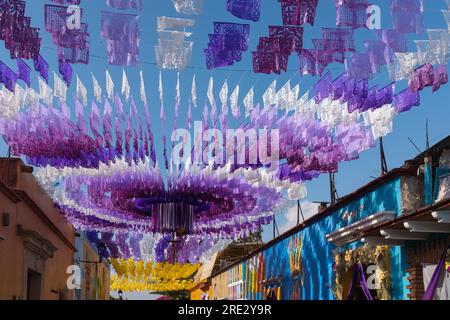 Décorations Papel picado mises en place pour Semana santa dans le quartier de Jalatlaco, Oaxaca de Juarez, Mexique Banque D'Images