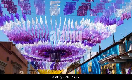 Décorations Papel picado mises en place pour Semana santa dans le quartier de Jalatlaco, Oaxaca de Juarez, Mexique Banque D'Images