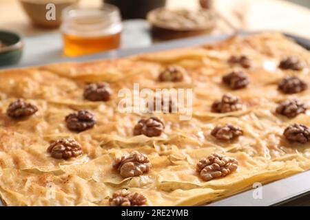 Délicieux baklava avec des noix dans une poêle à pâtisserie sur la table, closeup Banque D'Images