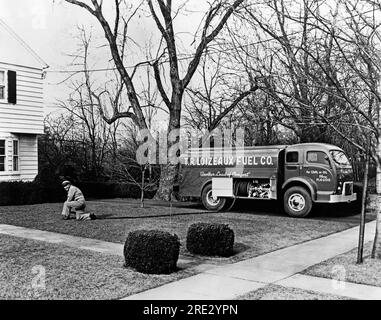 Plainfield, New Jersey avril 1950 Un homme remplit le réservoir d'une maison avec de l'huile de chauffage pour le four de son camion. Banque D'Images