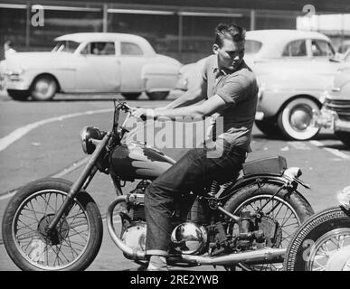 San Francisco, Californie vers 1954 Un jeune homme sur sa moto dans un parking. Banque D'Images