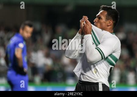 Curitiba, Brésil. 24 juillet 2023. PR - CURITIBA - 07/24/2023 - BRASILEIRO A 2023, CORITIBA X FLUMINENSE - le joueur de Coritiba Robson célèbre son but lors d'un match contre Fluminense au stade Couto Pereira pour le championnat brésilien A 2023. Photo : Robson Mafra/AGIF/Sipa USA crédit : SIPA USA/Alamy Live News Banque D'Images