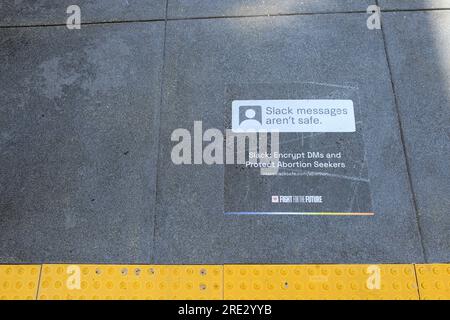 Protestation contre le manque de chiffrement de bout en bout de Slack pour protéger les messages privés et la communication entre les utilisateurs ; San Francisco, Californie. Banque D'Images