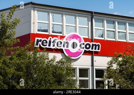 logo reifen.com sur une façade de bâtiment. Signe d'une chaîne de magasins vendant des pneus pour voitures et motos à des clients de détail. Le commerce électronique est une distribution. Banque D'Images