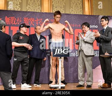 Challenger Satoshi Shimizu du Japon lors de la pesée pour le combat de boxe pour le titre WBO World Featherweight à Yokohama, Kanagawa, Japon, le 24 juillet 2023. Crédit : Hiroaki Finito Yamaguchi/AFLO/Alamy Live News Banque D'Images