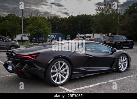 Prototype hybride Lamborghini Revuelto - 24 juillet 2023 à Trowell Services, M1, Nottinghamshire, Royaume-Uni. Nouvelle supercar italienne sur route pour les essais. Banque D'Images