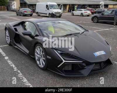Prototype hybride Lamborghini Revuelto - 24 juillet 2023 à Trowell Services, M1, Nottinghamshire, Royaume-Uni. Nouvelle supercar italienne sur route pour les essais. Banque D'Images