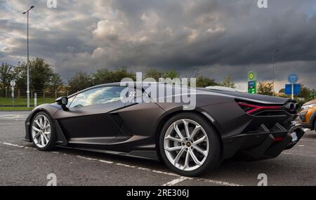 Prototype hybride Lamborghini Revuelto - 24 juillet 2023 à Trowell Services, M1, Nottinghamshire, Royaume-Uni. Nouvelle supercar italienne sur route pour les essais. Banque D'Images