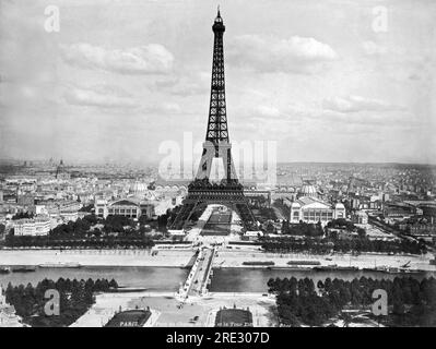 Paris, France : vers 1889 la Tour Eiffel a été construite par Gustave Eiffel pour l'exposition internationale de Paris en 1889 pour célébrer le 100e anniversaire du début de la Révolution française. Banque D'Images