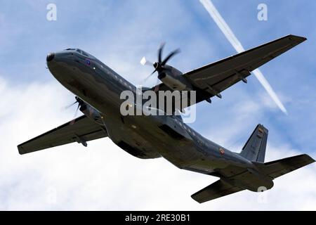 Une Casa 295 de l'armée de l'air colombienne décolle lors de la foire internationale de l'aéronautique et de l'espace F-AIR Colombia à l'aéroport José María Córdova de Rionegro, Colombie, le 16 juillet 2023. Des activités comme F-AIR aident à renforcer les partenariats internationaux, à améliorer l'interopérabilité et à améliorer la préparation collective avec les pays partenaires pour mener une gamme d'opérations futures potentielles. (ÉTATS-UNIS Photo Air Force par Tech. Sergent Rachel Maxwell) Banque D'Images