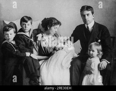 Suède, 1912 Portrait de Gustaf VI Adolphe de Suède avec sa première épouse la princesse Marguerite de Connaught et leurs enfants. Banque D'Images