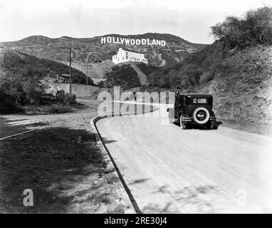 Hollywood, Los Angeles : c. 1924 Un panneau annonce l'ouverture du lotissement Hollywoodwood dans les collines de Mulholland Drive surplombant Los Angeles. Le bâtiment blanc sous le panneau est la Galerie d'art Kanst, qui a ouvert ses portes le 1 avril 1924 Banque D'Images