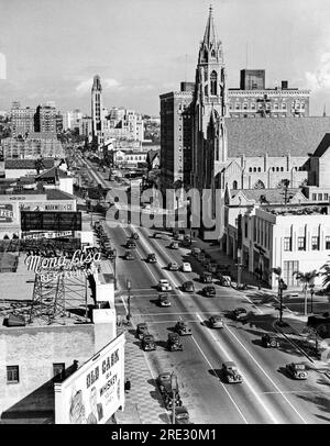 Los Angeles, Californie : c. 1938. Wilshire Boulevard à Catalina, avec le restaurant Mona Lisa à gauche, l'église presbytérienne Immanuel de l'autre côté de la rue, et Bullock's Wilshire Department Store Tower peuvent être vus plus à l'ouest sur Wilshire. Banque D'Images