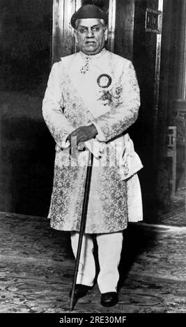 Londres, Angleterre : c. 1926. Le Maharajah Gaekwar de Baroda, en Inde lors du dîner de la Conférence de la Table ronde donné par le roi George. Banque D'Images