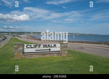 NEWPORT, R.I. – 22 juillet 2023 : un panneau à Newport, Rhode Island dirige les visiteurs vers la Newport Cliff Walk. Banque D'Images