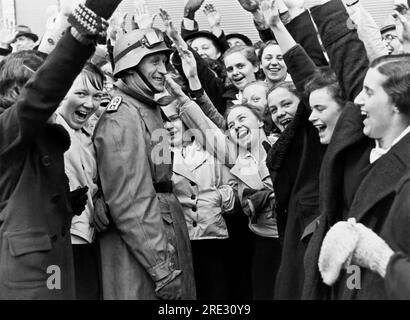 Vienne, Autriche : 13 mars 1938 le chauffeur d'un Panzerspahwagen allemand reçoit un accueil chaleureux de la part des citoyens autrichiens. Banque D'Images