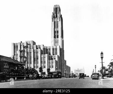 Los Angeles, Californie : c. 1930. Wilshire Boulevard avec le grand magasin Art déco Bullock's Wilshire sur la gauche. Banque D'Images