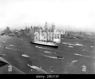 New York, New York : 1 juin 1936 le S.S. Le Queen Mary remonte le port de NY avec une flottille d'escortes après avoir effectué son voyage inaugural à travers l'océan Atlantique. Banque D'Images