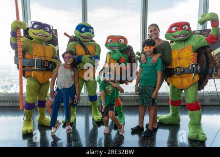 New York, New York, États-Unis. 24 juillet 2023. Les personnages de Teenage mutant Ninja Turtles visitent l'observatoire One World à New York et posent avec les visiteurs en prévision de la sortie de ''Teenage mutant Ninja Turtles : mutant Mayhem''. La sortie du film blockbuster est prévue pour le 2 août 2023. (Image de crédit : © Lev Radin/Pacific Press via ZUMA Press Wire) USAGE ÉDITORIAL SEULEMENT! Non destiné à UN USAGE commercial ! Crédit : ZUMA Press, Inc./Alamy Live News Banque D'Images