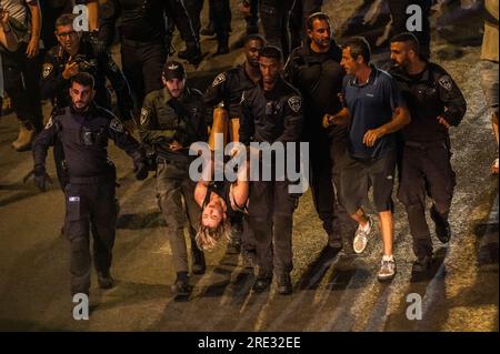 Jérusalem, Israël, Israël. 24 juillet 2023. La police évacue un manifestant blessé à Jérusalem. Des milliers de personnes ont protesté à Jérusalem, appelant à la rébellion, après que la Knesset ait adopté lundi la première partie de la réforme judiciaire, interdisant à la Cour suprême d'invalider des décisions déraisonnables du gouvernement (image de crédit : © Orit Ben-Ezzer/ZUMA Press Wire) À USAGE ÉDITORIAL SEULEMENT! Non destiné à UN USAGE commercial ! Crédit : ZUMA Press, Inc./Alamy Live News Banque D'Images