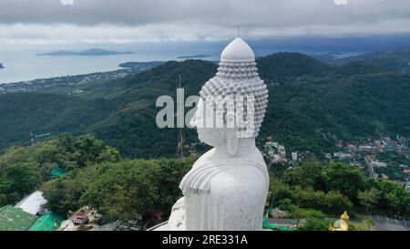 Gros plan sur le côté gauche de Big Buddha à Phuket. Banque D'Images