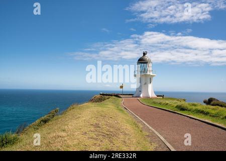 L'endroit où la mer de Tasman et les océans Pacifique se rencontrent au cap Reinga et son phare historique Banque D'Images