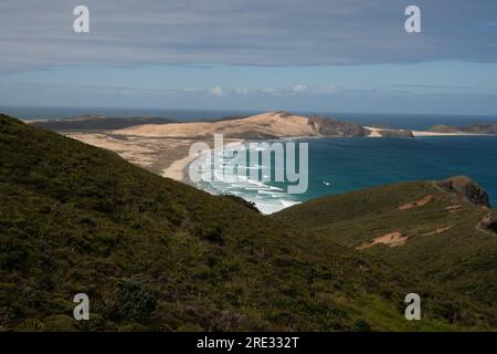 L'endroit où la mer de Tasman et les océans Pacifique se rencontrent au cap Reinga et son phare historique Banque D'Images