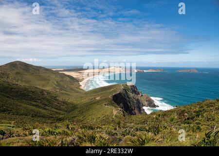 L'endroit où la mer de Tasman et les océans Pacifique se rencontrent au cap Reinga et son phare historique Banque D'Images