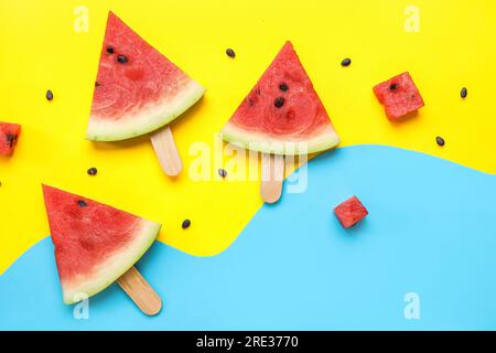 Composition avec de savoureux bâtons de pastèque sur fond de couleur Banque D'Images