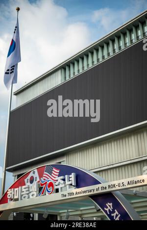 Panneaux marquant le 70e anniversaire de l'alliance militaire américaine-coréenne à Séoul en Corée le 24 juillet 2023 Banque D'Images