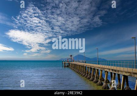 Cardwell est une ville côtière sur le front de mer du nord du Queensland surplombant l'île Hinchinbrook. Vue sur la jetée et les îles Banque D'Images