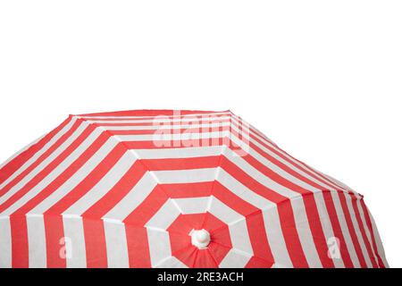 Parasol de protection solaire isolé sur fond blanc, parasol rayé rouge et blanc pour la plage Banque D'Images