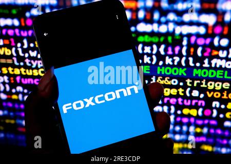 Inde. 25 juillet 2023. Dans cette illustration photo, un logo Foxconn est visible sur un smartphone. Crédit : SOPA Images Limited/Alamy Live News Banque D'Images