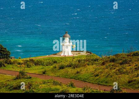 L'endroit où la mer de Tasman et les océans Pacifique se rencontrent au cap Reinga et son phare historique Banque D'Images