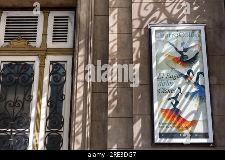 Affiche d'information sur le Ballet du lac des cygnes à l'entrée du célèbre Teatro Colon ou Théâtre Columbus, Opéra principal de Buenos Aires Argentine Banque D'Images