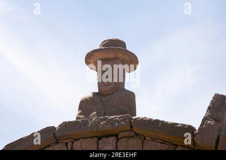 Têtes de pierre sculptées dans les arches de l'île de Taquile sur le lac Titicaca au Pérou. Banque D'Images