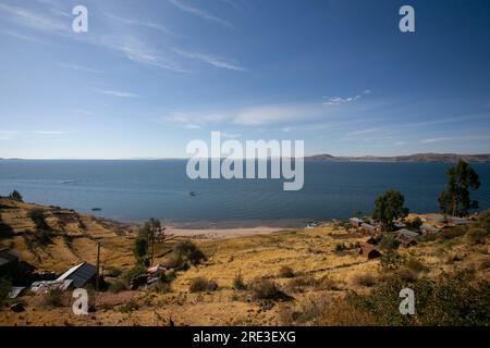 Vues sur le lac Titicaca depuis la péninsule de Llachón au Pérou. Banque D'Images