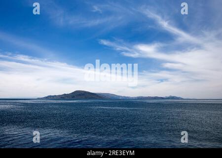 Vues sur le lac Titicaca et l'île de Taquile depuis la péninsule de Llachón au Pérou. Banque D'Images