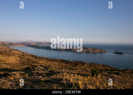Vues sur le lac Titicaca depuis la péninsule de Llachón au Pérou. Banque D'Images