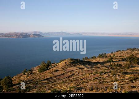 Vues sur le lac Titicaca depuis la péninsule de Llachón au Pérou. Banque D'Images